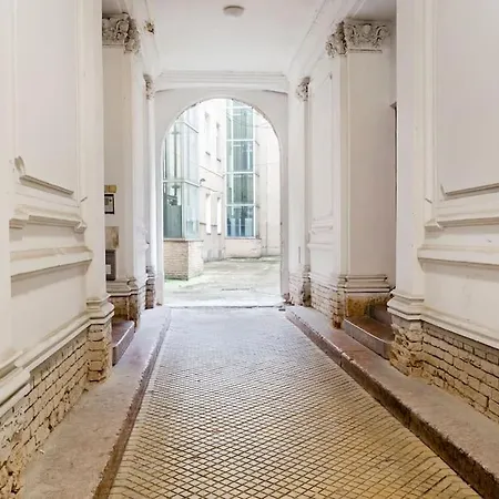 In A Luxury Designer Period In Old Town By Presidential Palace Братислава