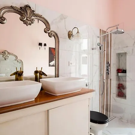 In A Luxury Designer Period In Old Town By Presidential Palace *