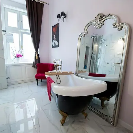 In A Luxury Designer Period In Old Town By Presidential Palace Kwatera prywatna