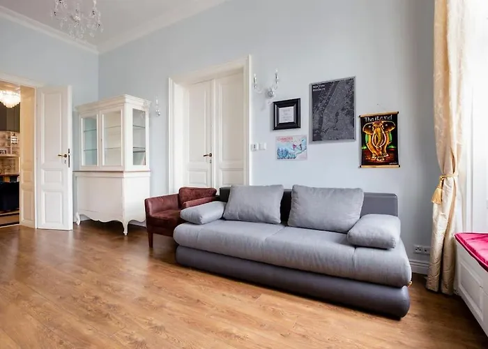 Séjour chez l'habitant In A Luxury Designer Period In Old Town By Presidential Palace