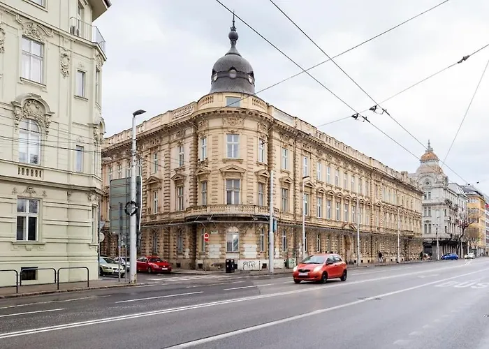 In A Luxury Designer Period In Old Town By Presidential Palace Séjour chez l'habitant *