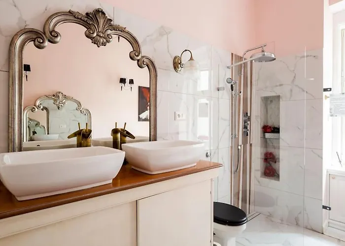 In A Luxury Designer Period In Old Town By Presidential Palace *