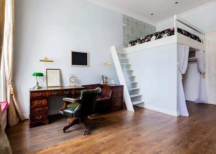 Séjour chez l'habitant In A Luxury Designer Period In Old Town By Presidential Palace *