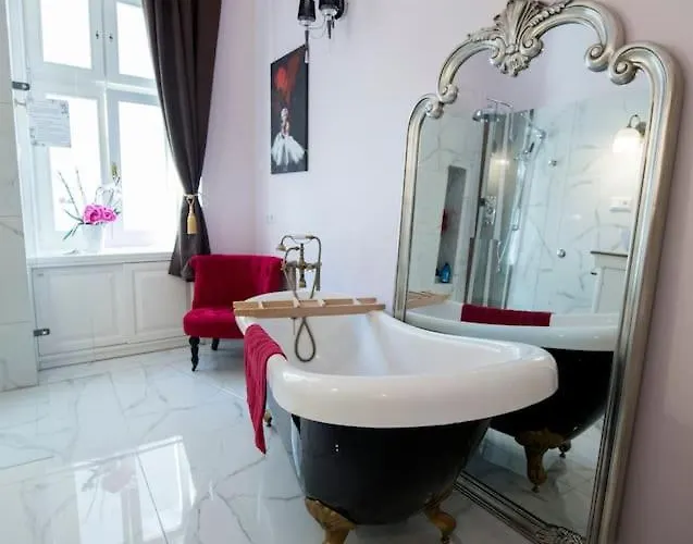 In A Luxury Designer Period In Old Town By Presidential Palace ホームステイ