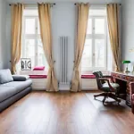 In A Luxury Designer Period In Old Town By Presidential Palace *