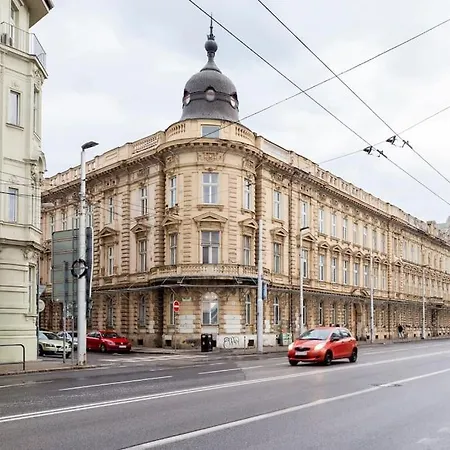 In A Luxury Designer Period In Old Town By Presidential Palace ホームステイ *