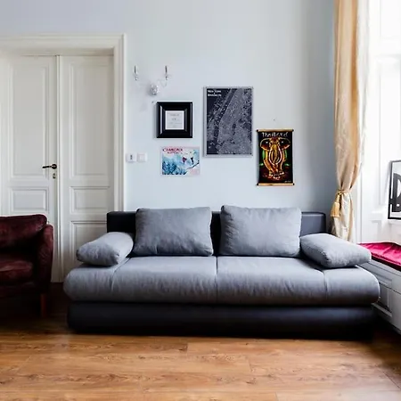 In A Luxury Designer Period In Old Town By Presidential Palace منزل للإقامة